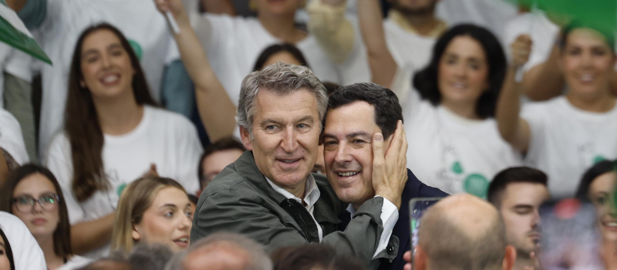 Alberto Núñez Feijóo y Juanma Moreno, en un acto de la campaña
