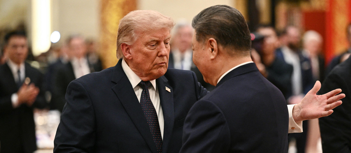 El presidente Donald Trump saluda a Xi Jinping durante un banquete en Pekín