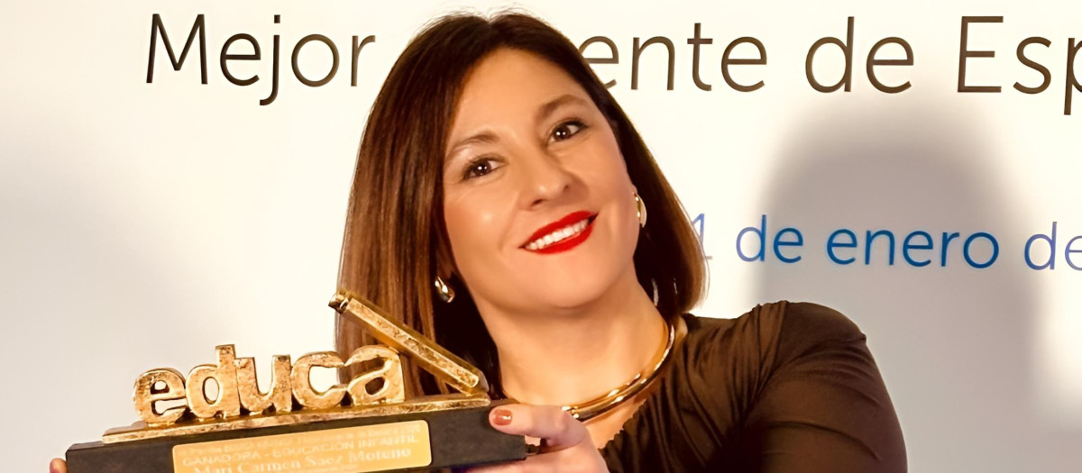 Mari Carmen Sáez Moreno con su premio a 'Mejor Docente de España'