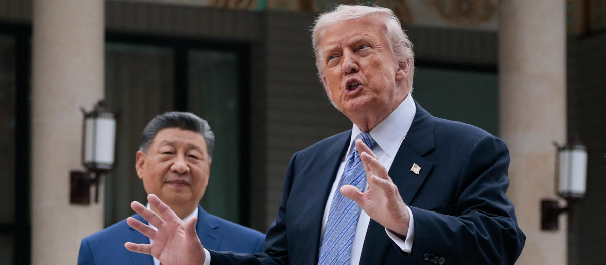 El presidente estadounidense Donald Trump (derecha) gesticula mientras posa para las fotos con el presidente chino Xi Jinping