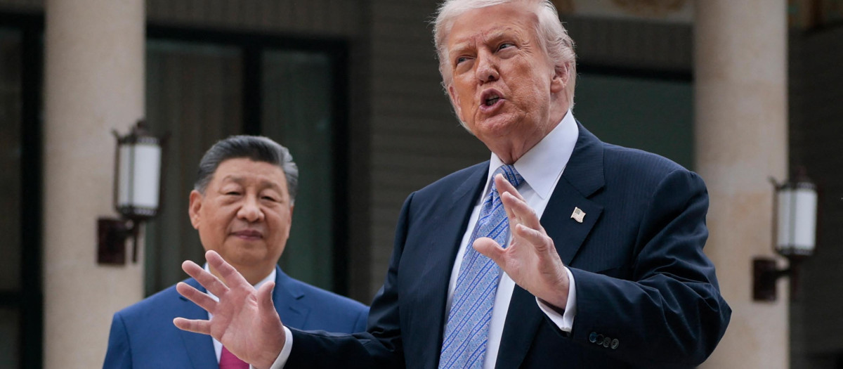 El presidente estadounidense Donald Trump (derecha) gesticula mientras posa para las fotos con el presidente chino Xi Jinping