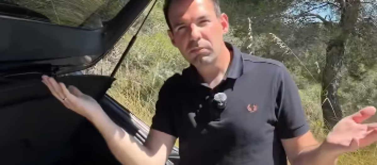 El periodista junto descubre una baliza V16 en el interior del coche
