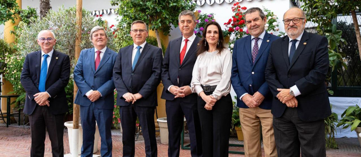 El homenajeado, en el centro
