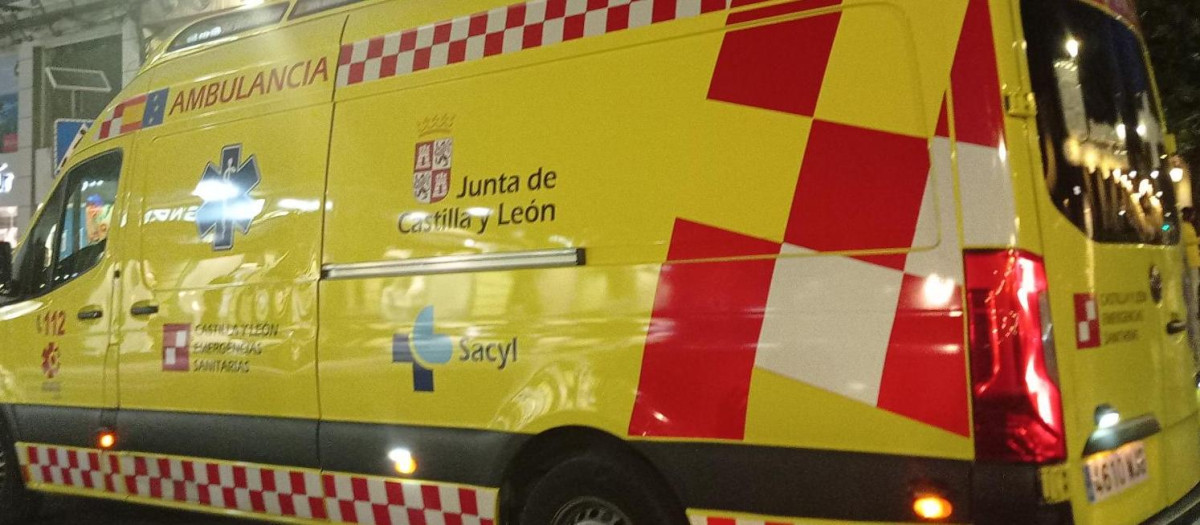 Una ambulancia de Sacyl, en el centro de Valladolid, este sábado por la noche