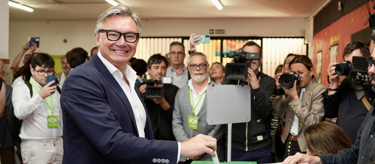Manuel Gavira, candidato de VOX a la Presidencia de la Junta de Andalucía, ejerce su derecho al voto en un colegio electoral en Cádiz