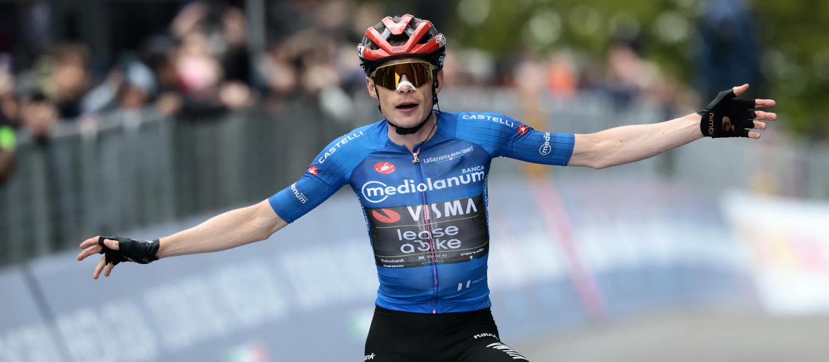 Jonas Vingegaard celebra la victoria en la etapa 9 del Giro