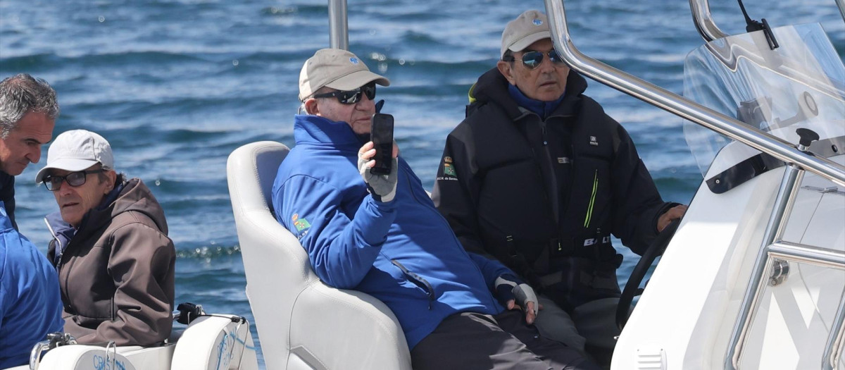El Rey Juan Carlos I y su amigo Pedro Campos siguen las regatas desde una lancha