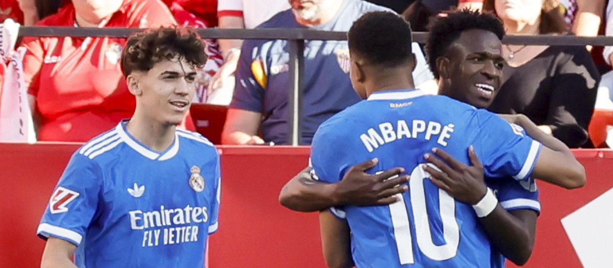 Vinicius Jr. (d) celebra su gol durante el partido de la jornada 37 de LaLiga