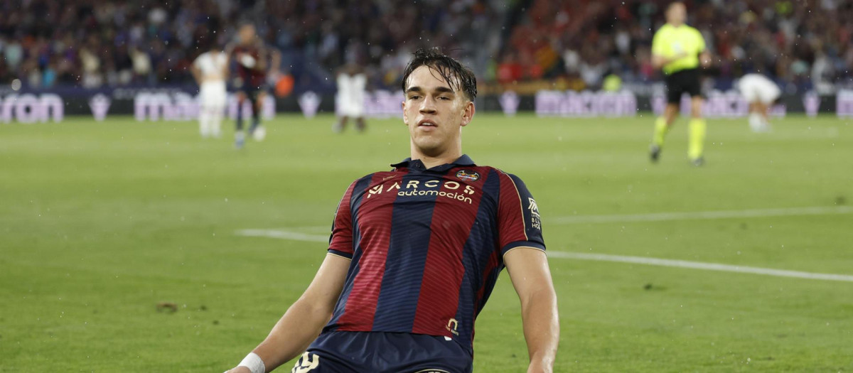 VALENCIA, 17/05/2026.- El delantero del Levante Carlos Espí celebra tras marcar el 1-0, durante el partido de la jornada 37 de LaLiga que Levante UD y RCD Mallorca disputan este domingo en el estadio Ciutat de Valencia. EFE/Ana Escobar
