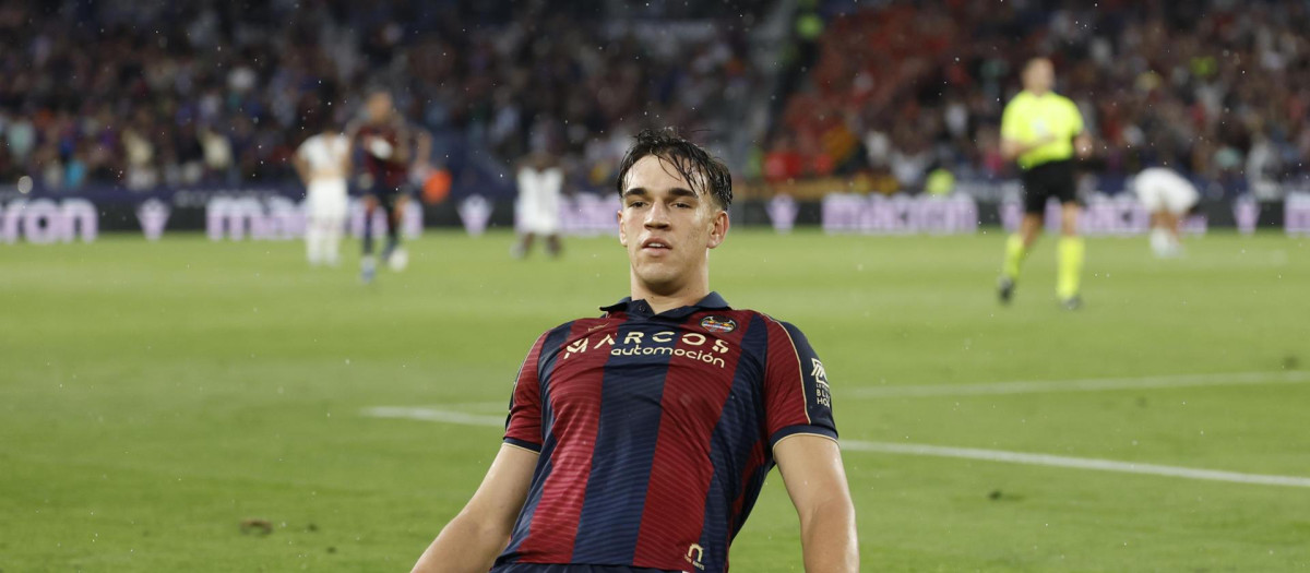 VALENCIA, 17/05/2026.- El delantero del Levante Carlos Espí celebra tras marcar el 1-0, durante el partido de la jornada 37 de LaLiga que Levante UD y RCD Mallorca disputan este domingo en el estadio Ciutat de Valencia. EFE/Ana Escobar
