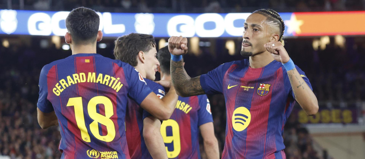 BARCELONA, 17/05/2026.- El delantero del FC Barcelona Raphinha (d) celebra tras marcar el 2-0 durante el partido de la jornada 37 de LaLiga que FC Barcelona y Real Betis disputan este domingo en el Camp Nou. EFE/Marta Pérez