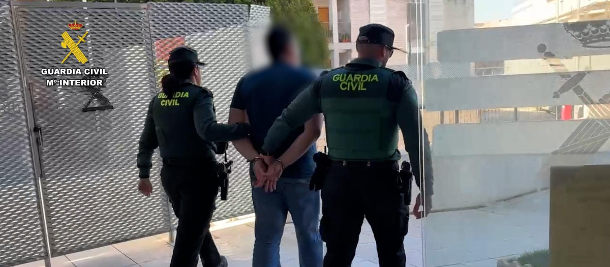 Imagen de dos agentes de la Guardia Civil con un varón detenido por presuntamente estafar a un anciano en Rojales.