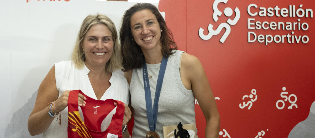 Imagen de la presidenta de la Diputación de Castellón, Marta Barrachina, junto a Sara Sorrives, tenista profesional