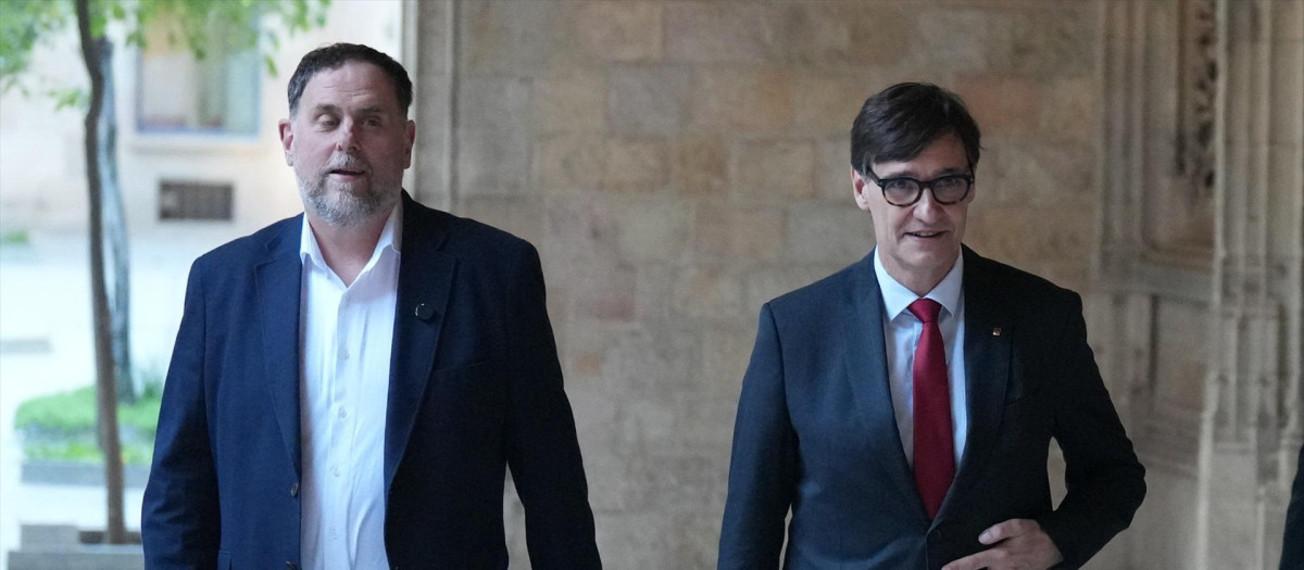 El presidente de la Generalitat, Salvador Illa (d) y el presidente de ERC, Oriol Junqueras, la semana pasada