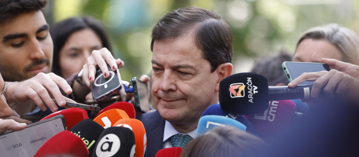 El presidente en funciones de la Junta de Castilla y León, Alfonso Fernández Mañueco atiende a la prensa a su llegada a la sede de la formación para asistir a la Junta Directiva Nacional de su partido, un día después de las elecciones andaluzas EFE/ Javier Lizon