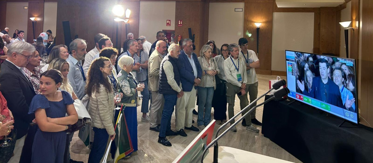 Afiliados y simpatizantes del PP siguen lacomparecencia de Moreno en la noche electoral