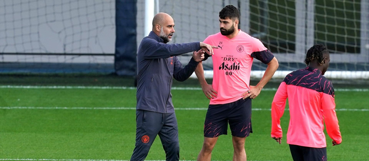 (Foto de ARCHIVO)
18 September 2023, United Kingdom, Manchester: Manchester City manager Pep Guardiola speaks to Josko Gvardiol during a training session at City Football Academy ahead of Tuesday's UEFA Champions League Group G soccer match against Crvena zvezda. Photo: Martin Rickett/PA Wire/dpa

18/9/2023 ONLY FOR USE IN SPAIN