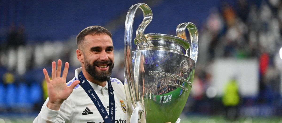 Dani Carvajal posa con la última Champions que ganó como futbolista