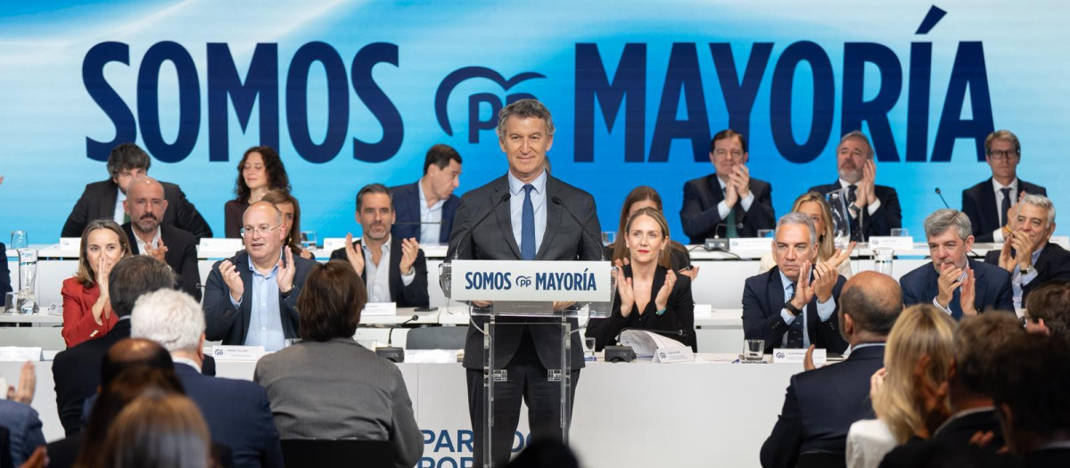 El presidente del PP, Alberto Núñez Feijóo, este lunes en la sede del partido