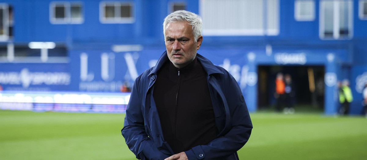 Cascais (Portugal), 16/05/2026.- Benfica's head coach Jose Mourinho looks on ahead of the First League soccer match between Estoril Praia and Benfica, in Estoril, Portugal, 16 May 2026. EFE/EPA/JOSE SENA GOULAO