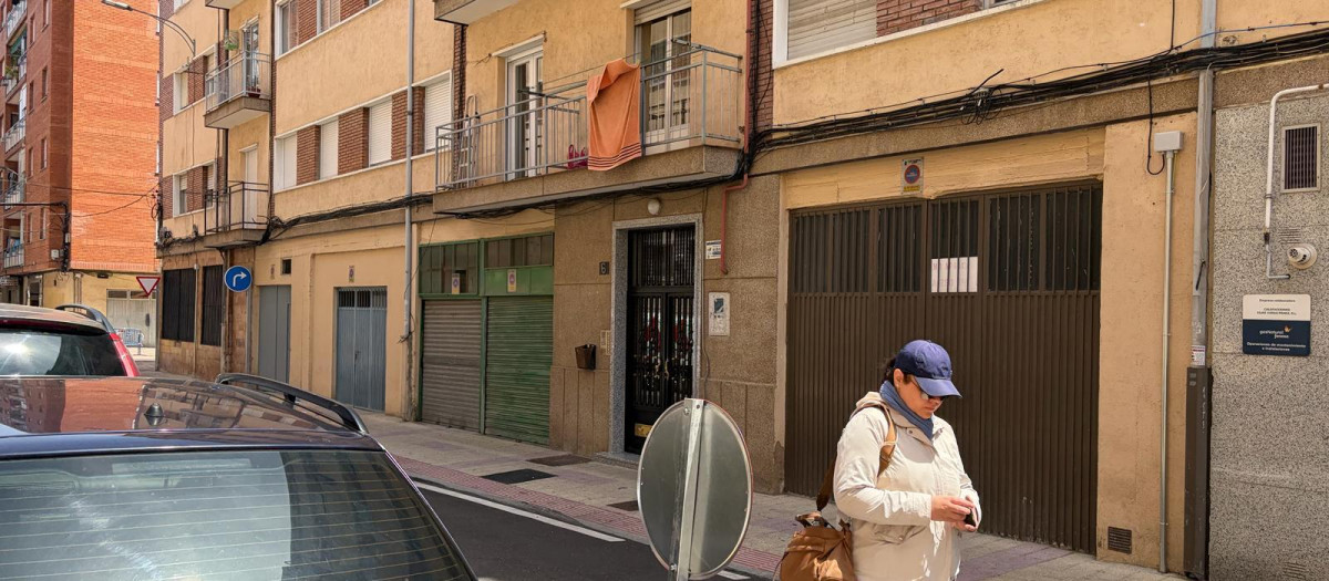 Portal número 6 de la calle Petunias en Salamanca, donde se ha producido el homicidio