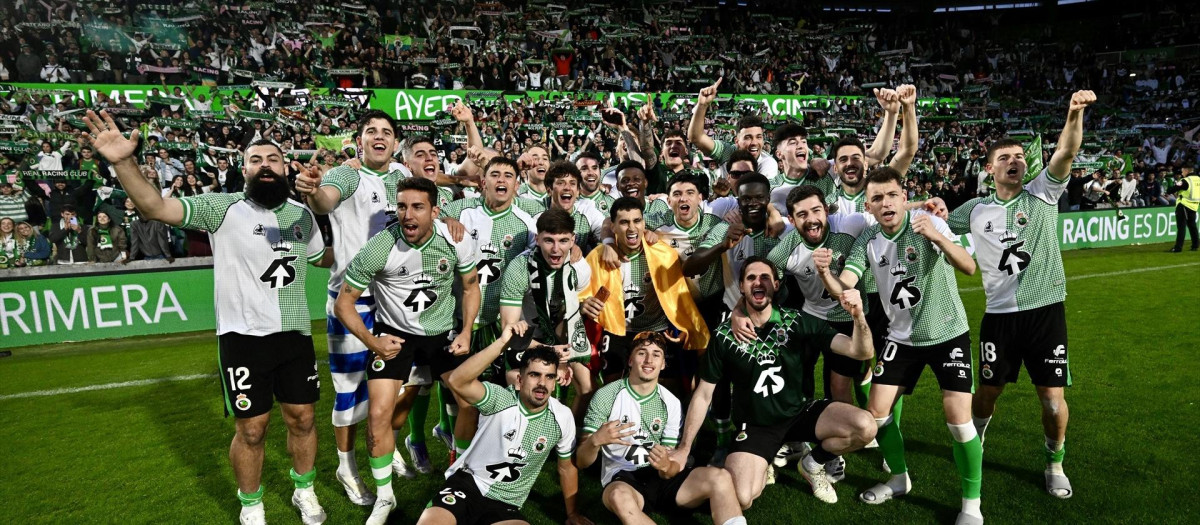 Los jugadores del Racing celebran el ascenso a Primera 14 años después