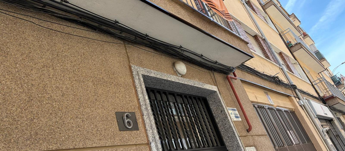 Portal del edificio donde convivía la pareja, en Salamanca