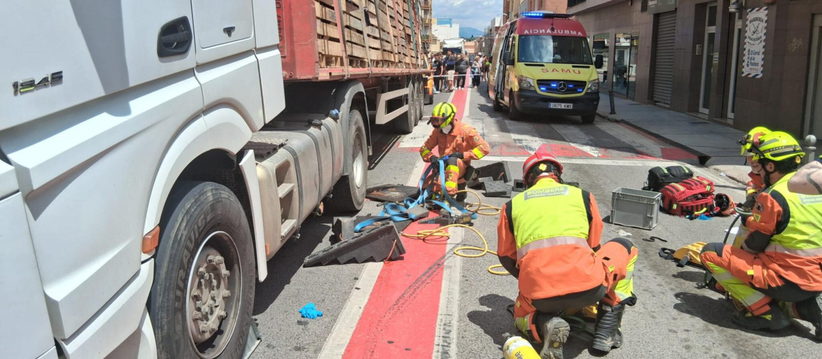 Imagen tomada este lunes durante el rescate de una anciana de 91 tras ser atropellada y quedar atrapada por las ruedas de un camión en Villamartxant, Valencia