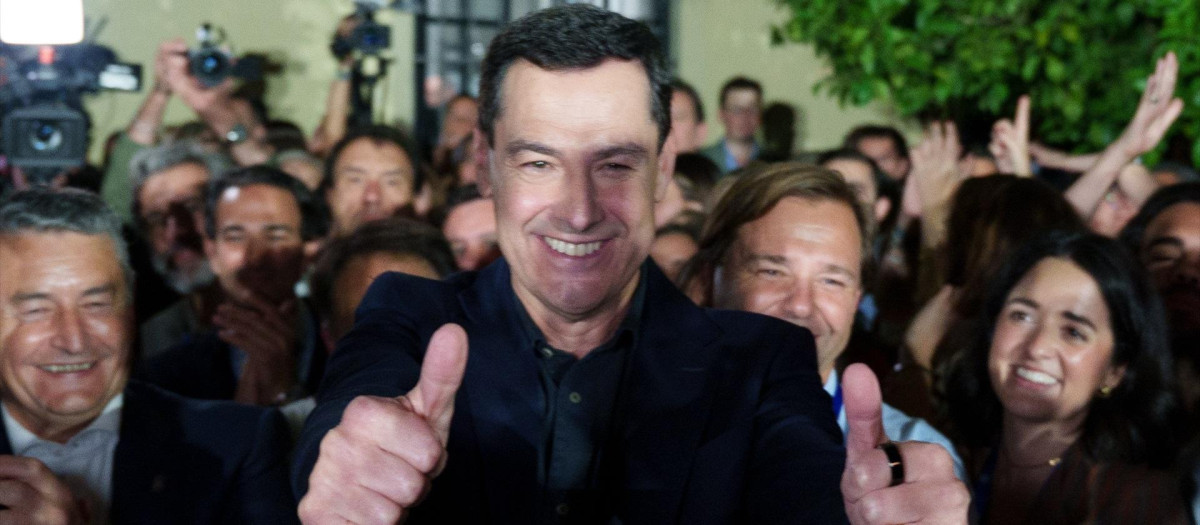 El candidato del PP andaluz a la reelección, Juanma Moreno, celebra los resultados electorales
