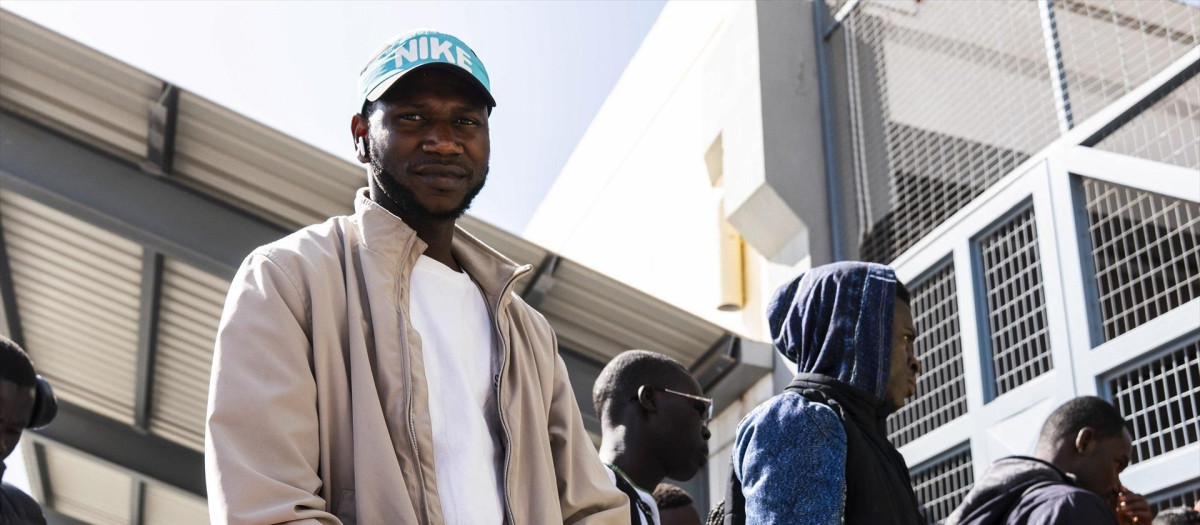 Imágenes del inicio de la atención a inmigrantes en sus trámites para la regularización en el Puerto de Almería
