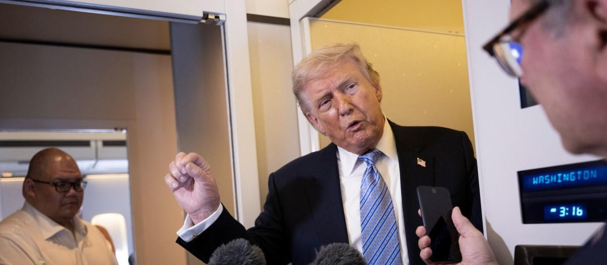 El presidente estadounidense Donald Trump habla con los periodistas a bordo del Air Force One