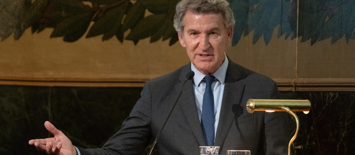 El presidente del PP, Alberto Núñez Feijóo, clausura el acto de entrega del Premio Fundación Eugenio Rodríguez Pascual 2026, en la Real Academia Nacional de Medicina