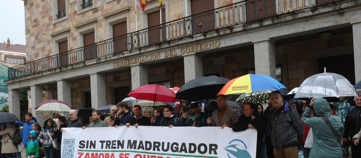 Concentración de Ausave celebrada el 5 de mayo para para exigir la restitución inmediata de esta frecuencia y el fin de una política ferroviaria que relega sistemáticamente a Zamora