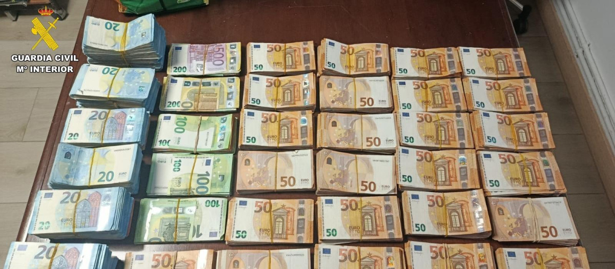 Dinero incautado en el operativo.

REMITIDA / HANDOUT por GUARDIA CIVIL
Fotografía remitida a medios de comunicación exclusivamente para ilustrar la noticia a la que hace referencia la imagen, y citando la procedencia de la imagen en la firma
19/5/2026