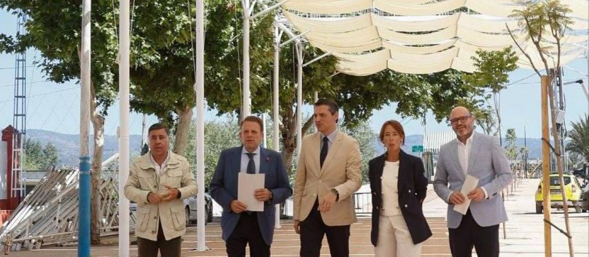 Parte del equipo de Gobierno, con el alcalde Bellido, en el Arenal