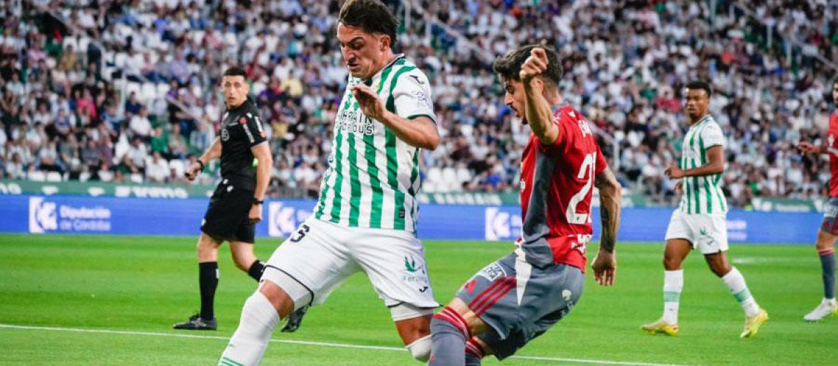 Carracedo tratando de recuperar una pelota ante el Albacete