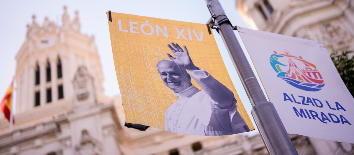 Banderola con la imagen institucional de Madrid para celebrar la visita del Papa León XIV
