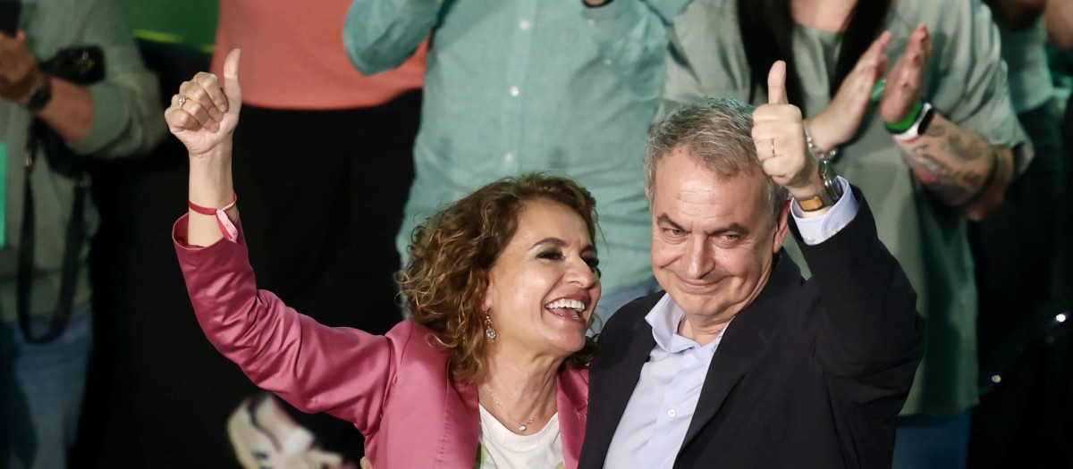 La secretaria general del PSOE-A, María Jesús Montero, y expresidente del Gobierno José Luis Rodríguez Zapatero, en un mitin de campaña en Cádiz