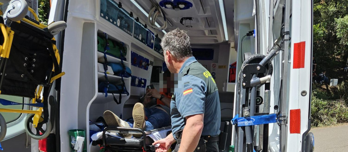 La Guardia Civil auxilia, durante la celebración del Rally de Andalucía, a una persona que presentaba una fractura en la pierna
