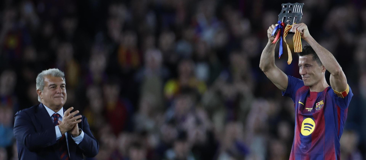 Robert Lewandowski (d) durante el homenaje recibido en el Camp Nou