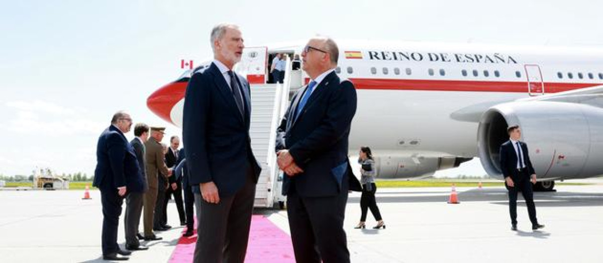 El jefe de Protocolo de Canadá recibe al Rey en el aeropuerto de Ottawa