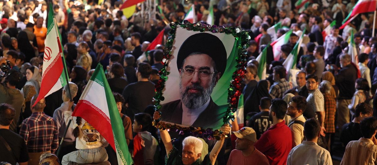 Un hombre sostiene un retrato del líder supremo de Irán, el ayatolá Mojtaba Jameneí, en Teherán