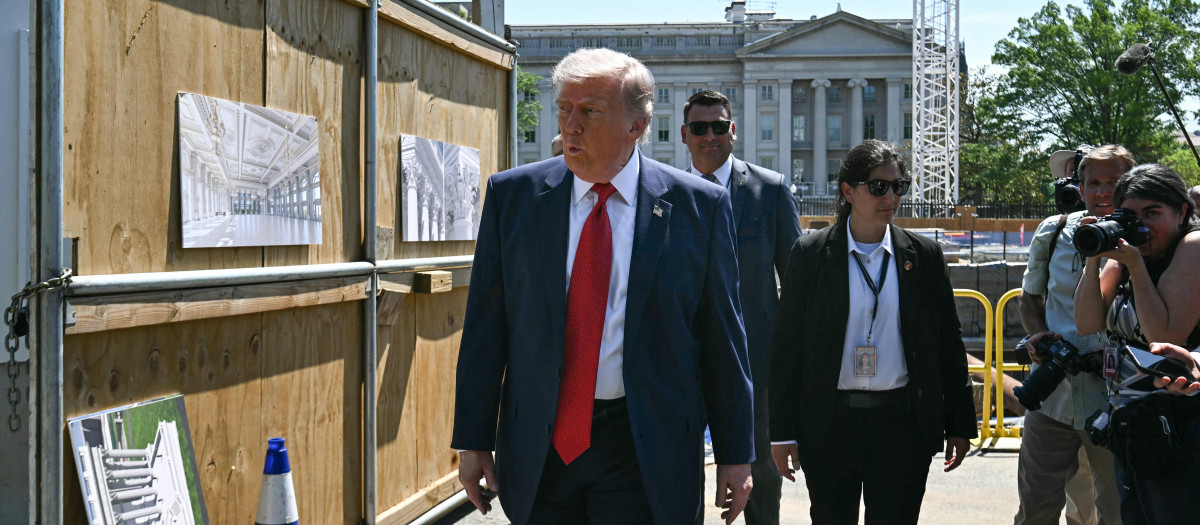 El presidente estadounidense Donald Trump se retira tras hablar con la prensa cerca del lugar donde se construirá su futuro salón de baile en la Casa Blanca, en Washington, D.C.