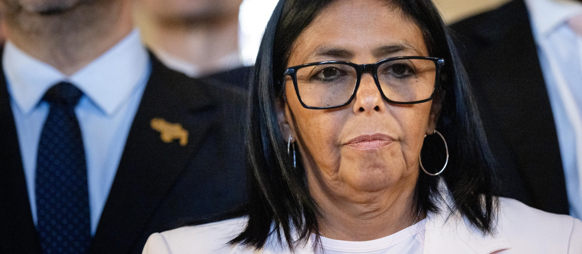 La presidenta interina de Venezuela, Delcy Rodríguez, observa mientras habla con periodistas tras una sesión en la Corte Internacional de Justicia (CIJ) sobre la región de Esequibo en La Haya,