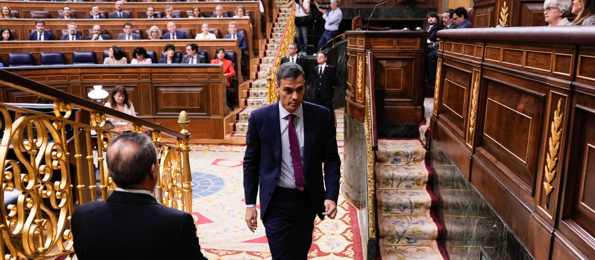 Pedro Sánchez, abandonando el hemiciclo