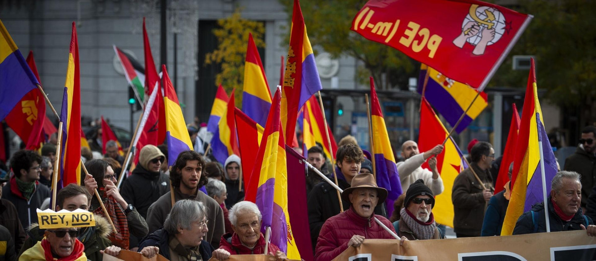 Manifestación a favor de la República durante una protesta contra la Constitución