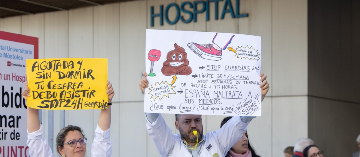 Médicos y facultativos durante una concentración frente al Hospital de Móstoles