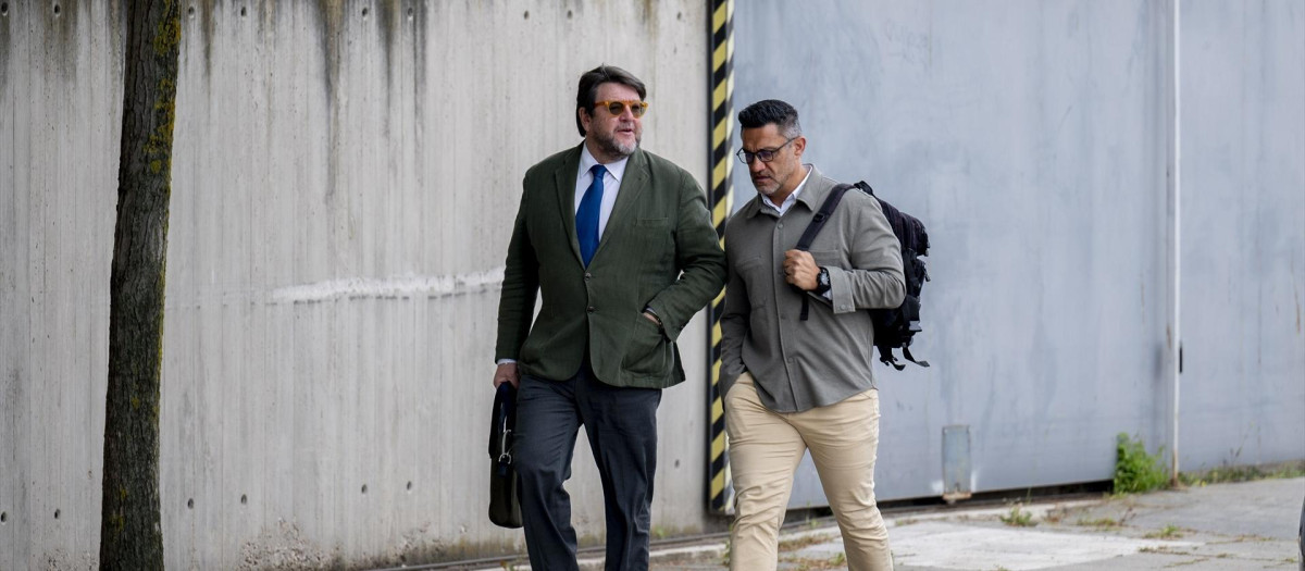 (Foto de ARCHIVO)
El chofer de Luis Bárcenas, Sergio Ríos (d), a su llegada a la Audiencia Nacional, a 4 de mayo de 2026, en San Fernando de Henares, Madrid (España). Hoy comienza la quinta semana del juicio sobre la ‘Operación Kitchen’ en la que declararán el exdirector del Centro Nacional de Inteligencia (CNI) Félix Sanz Roldán, el empresario Javier Pérez Dolset y el ex director adjunto operativo (DAO) de la Policía Nacional Agustín Linares, junto con una veintena de agentes.

Alberto Ortega / Europa Press
04/5/2026
