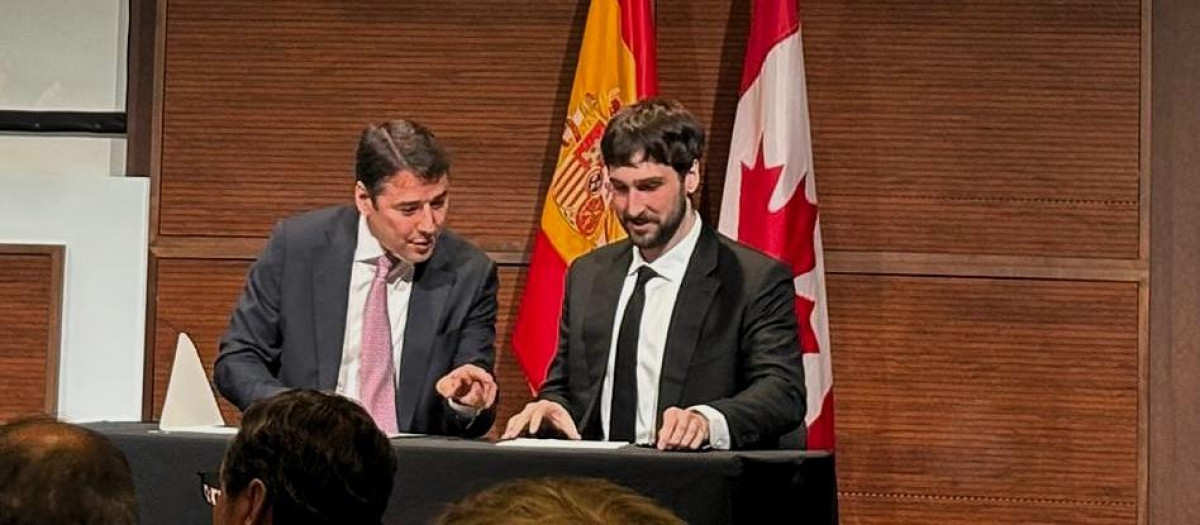 Jacinto Monge, director ejecutivo de Indra Group en Norte América, y Aidan Gomez, cofundador y CEO de Cohere