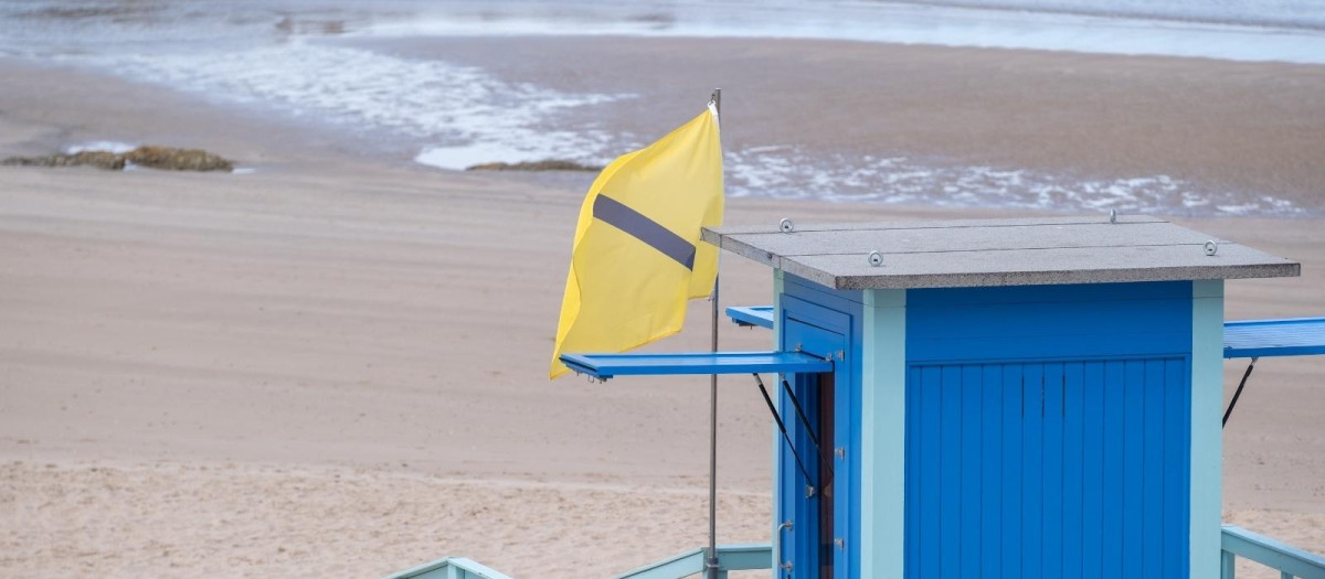 Una bandera amarilla en una playa de Cádiz (archivo)